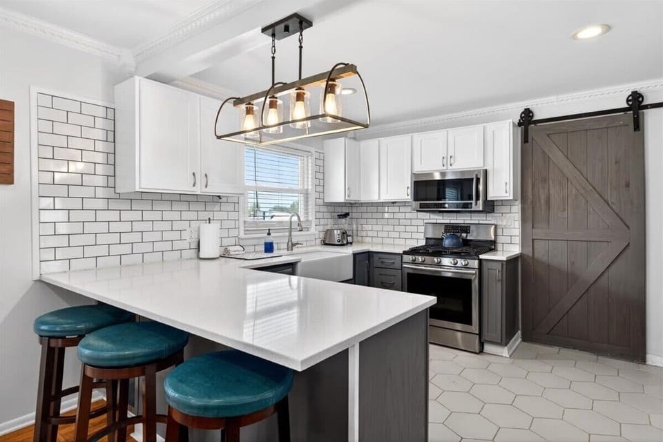 Kitchen: Cook with ease in this fully equipped kitchen, designed with modern appliances and a functional layout for everyday convenience.