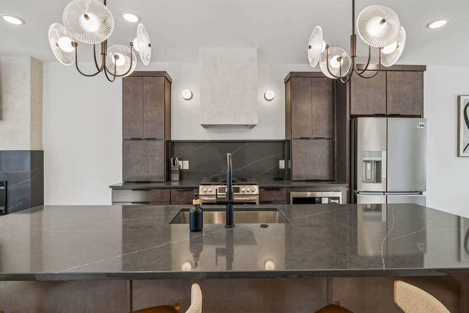 Kitchen: Fully equipped kitchen with modern appliances, sleek countertops, and ample space to cook and dine. Perfect for preparing home-cooked meals, morning coffee, or late-night snacks in a clean, stylish setting.