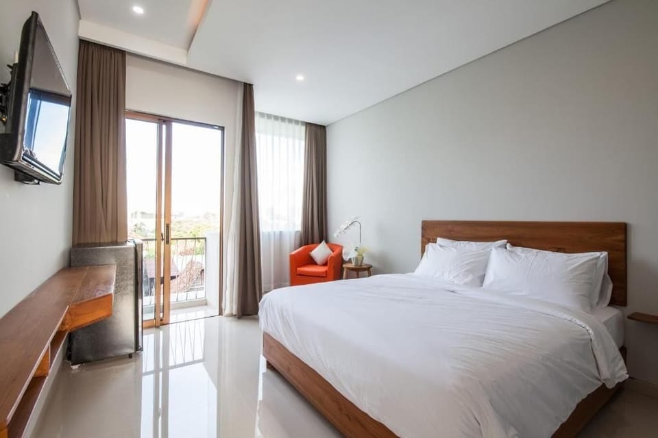 Deluxe Double Room | In-room safe, desk, blackout drapes, iron/ironing board