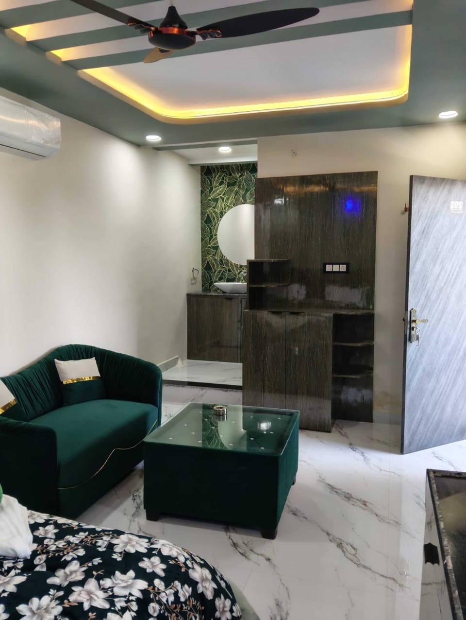 Luxury Room | Free WiFi, bed sheets
