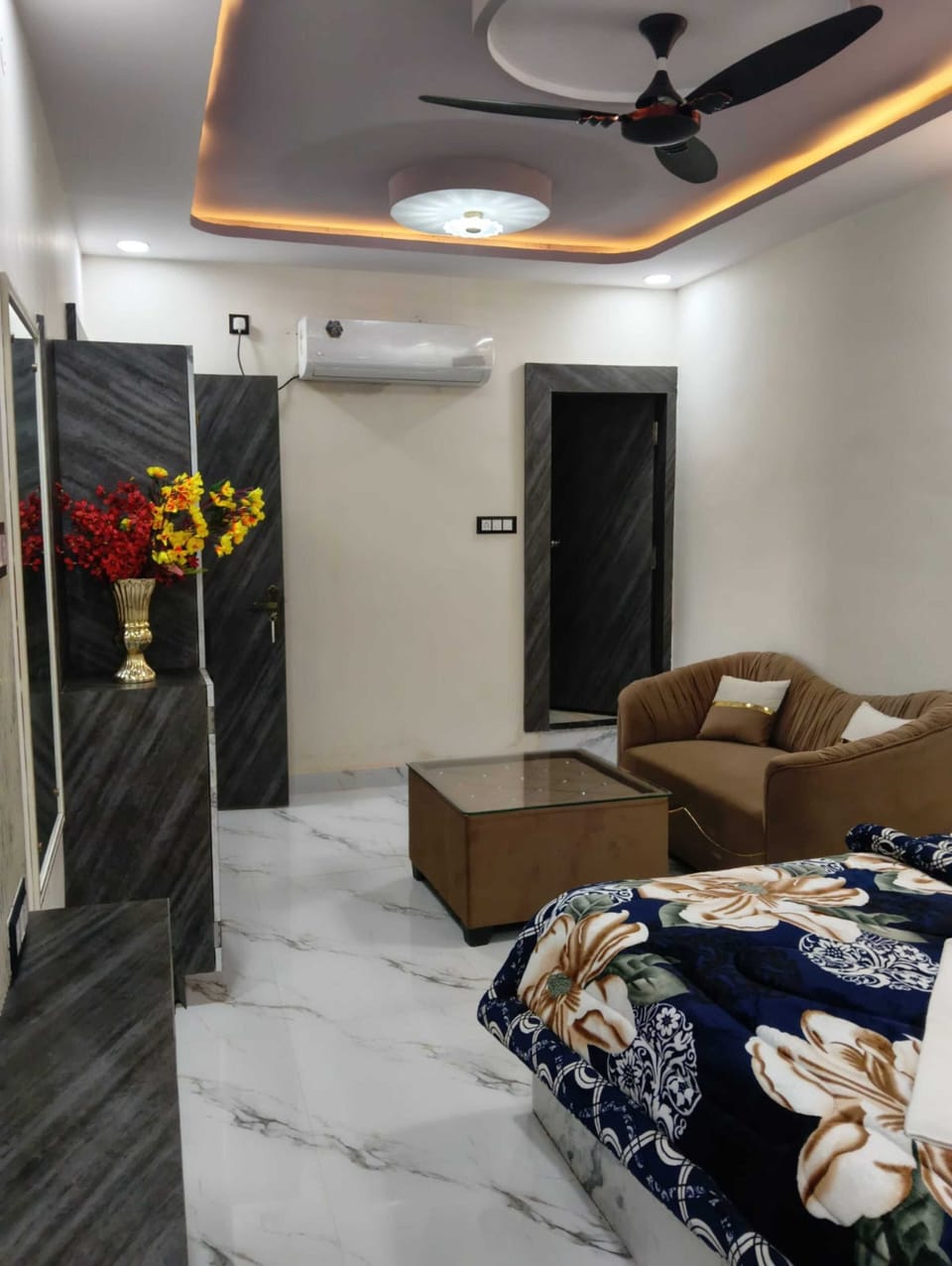 Luxury Room | Free WiFi, bed sheets