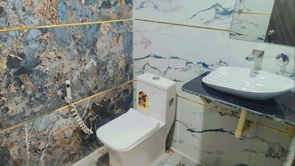 Deluxe Room | Bathroom | Shower, soap, shampoo