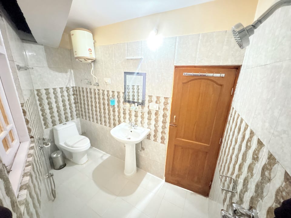 Deluxe Double Room | Bathroom | Shower, free toiletries, towels