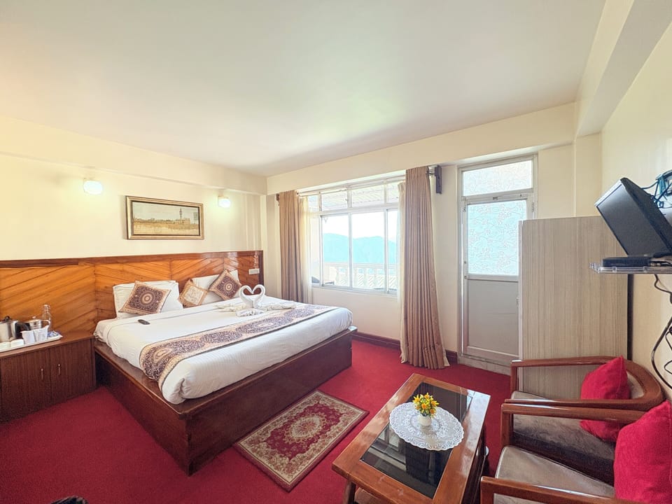 Junior Double Room, City View | Desk, soundproofing, free WiFi