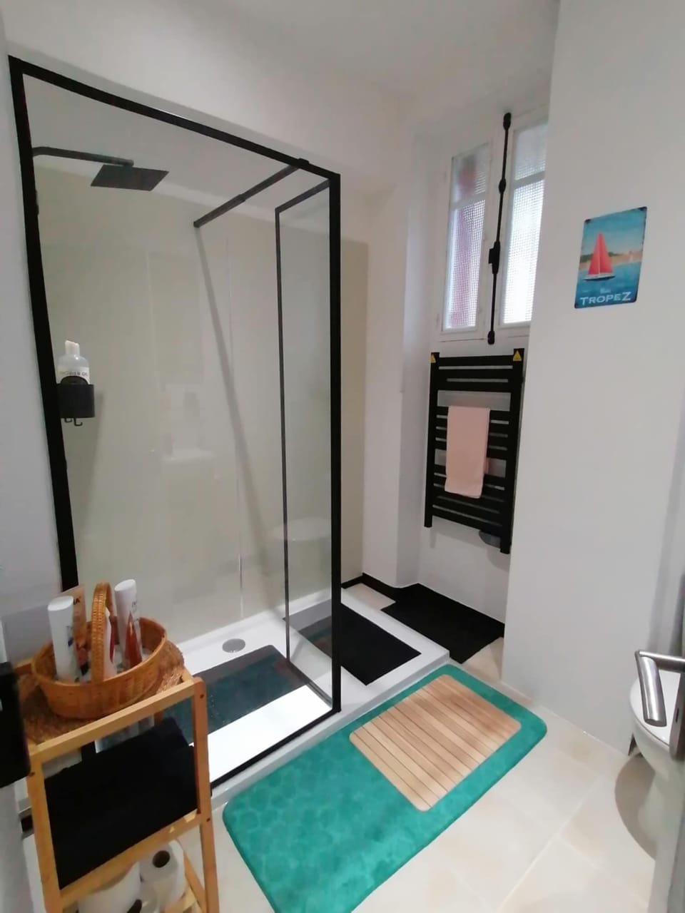Shower, free toiletries, towels, shampoo