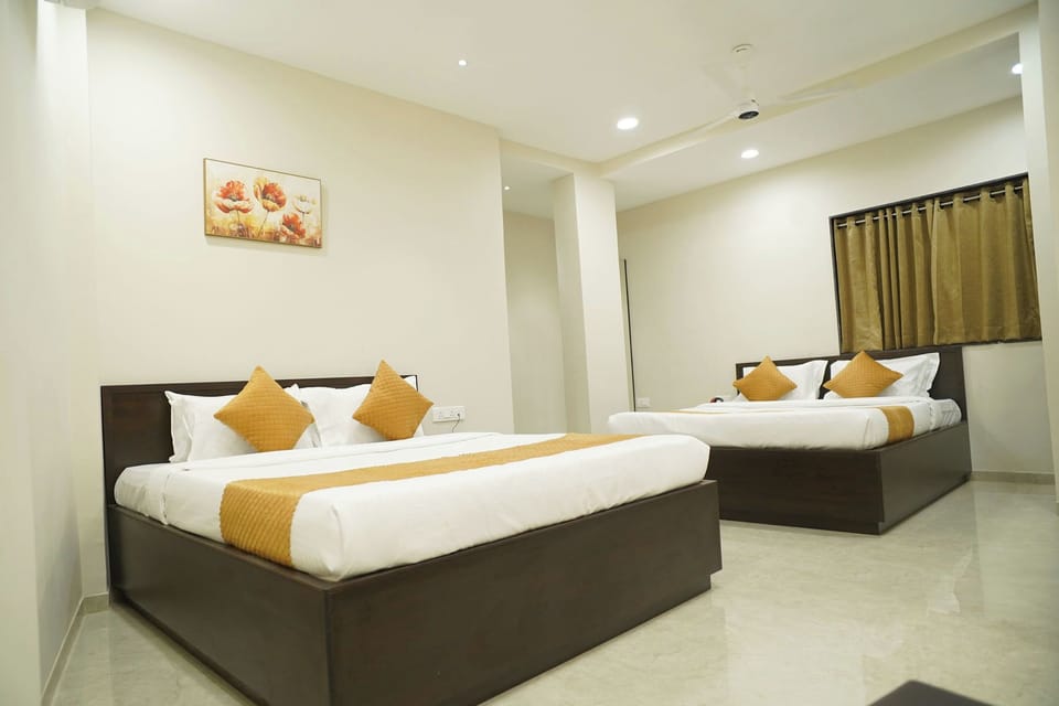 Signature Room, City View | Desk, free WiFi