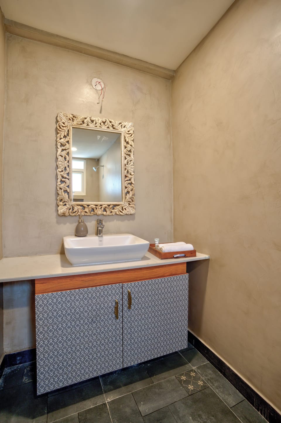 Classic Room | Bathroom | Shower, free toiletries, towels, toilet paper