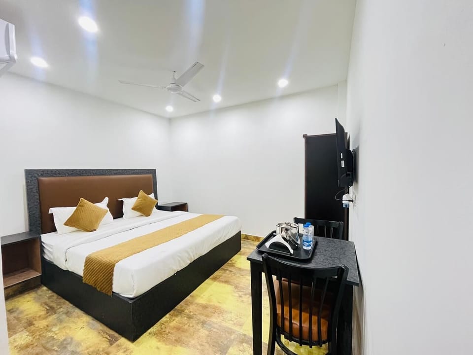 Deluxe Double Room, Balcony, City View | Soundproofing, free WiFi
