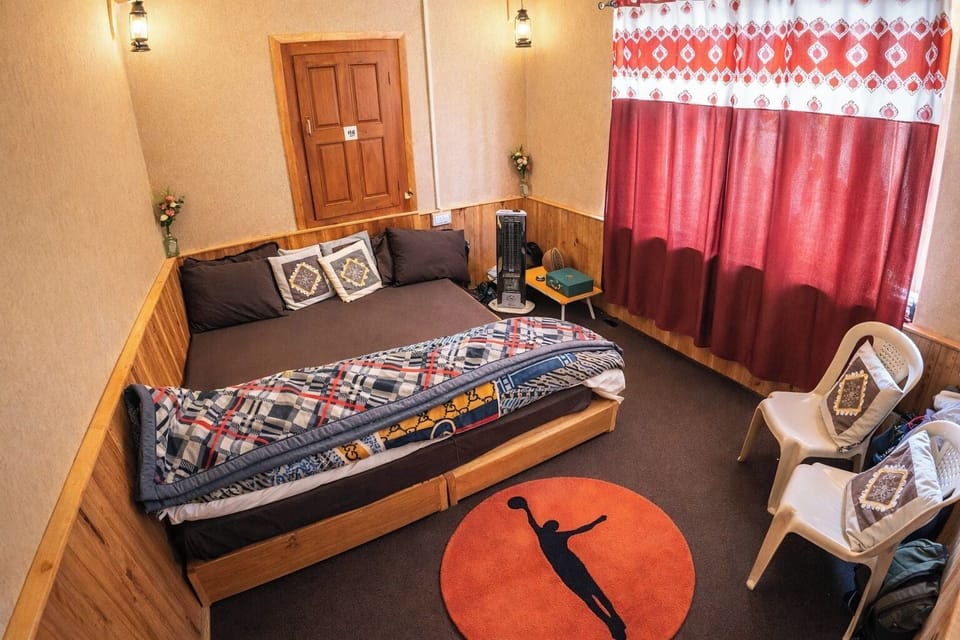 Deluxe Single Room, Mountain View | Laptop workspace