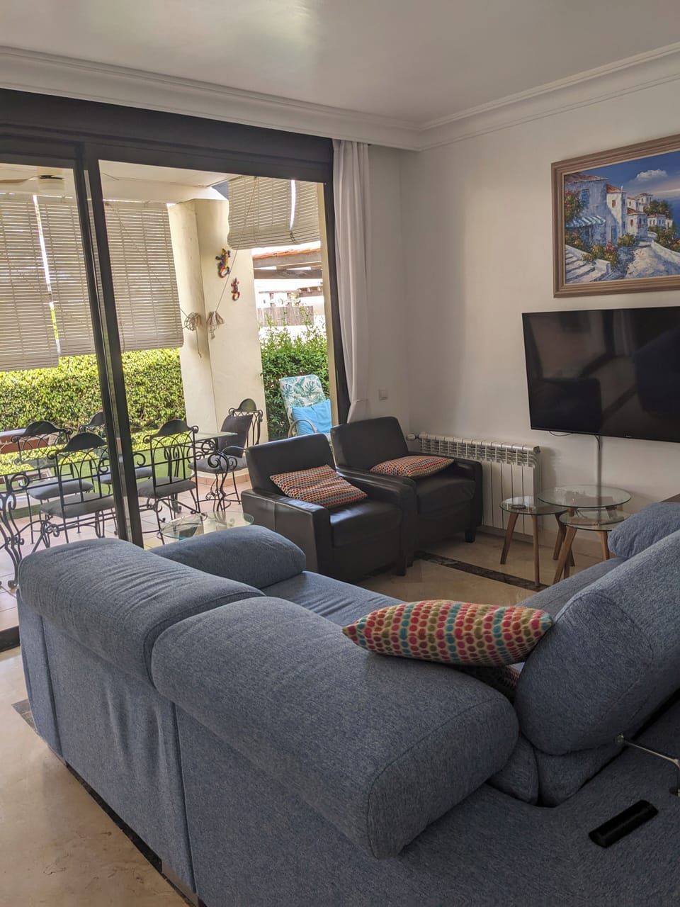 Seating for 6. Air conditioned.IPTV with 100s of channels. 