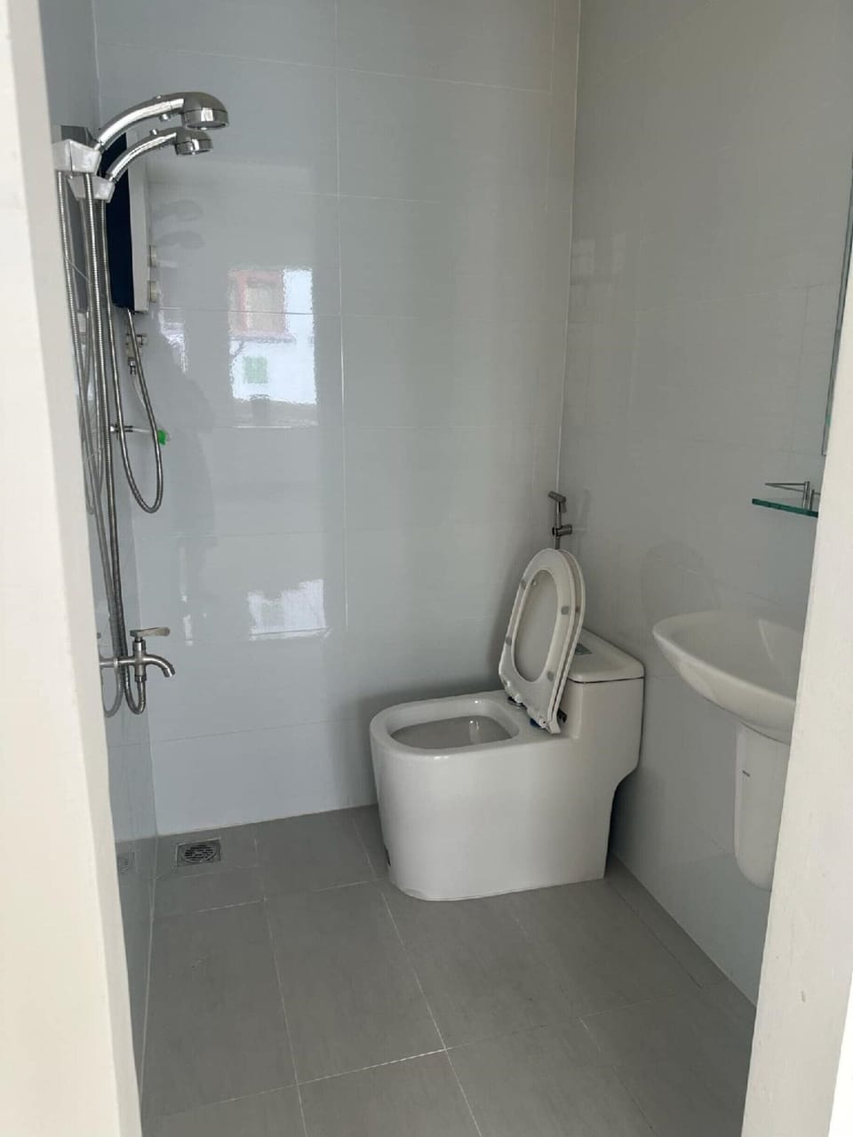 Family Room | Bathroom | Shower, free toiletries, hair dryer, towels