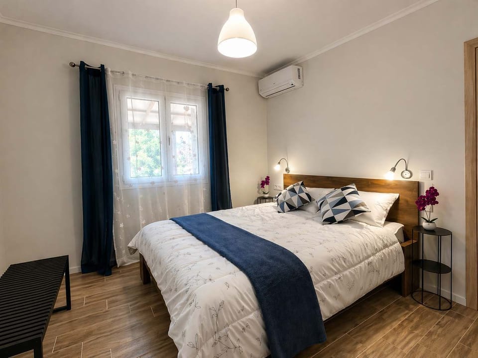The bedroom with double bed is clean and uncluttered, with soft lighting and a calm atmosphere that makes it easy to rest and settle in.