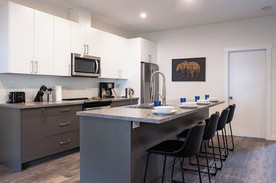 Kitchen Area and Breakfast Bar