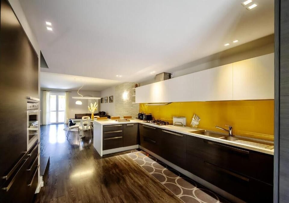 Superior House, Lake View | Private kitchen | Full-size fridge, oven, stovetop, dishwasher