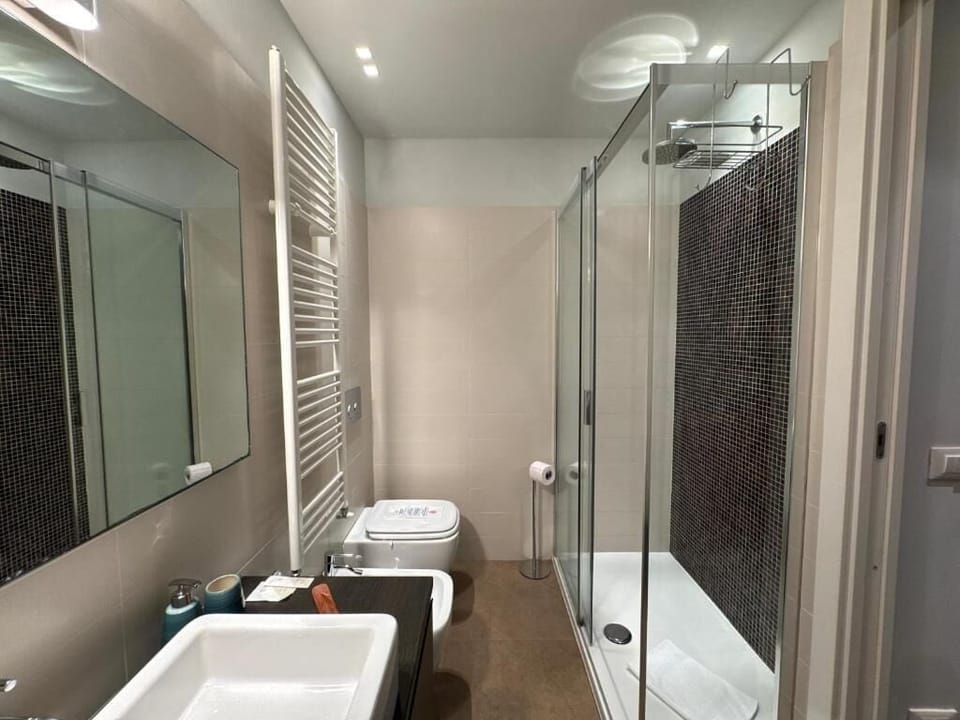 Superior House, Lake View | Bathroom | Rainfall showerhead, hair dryer, slippers, bidet