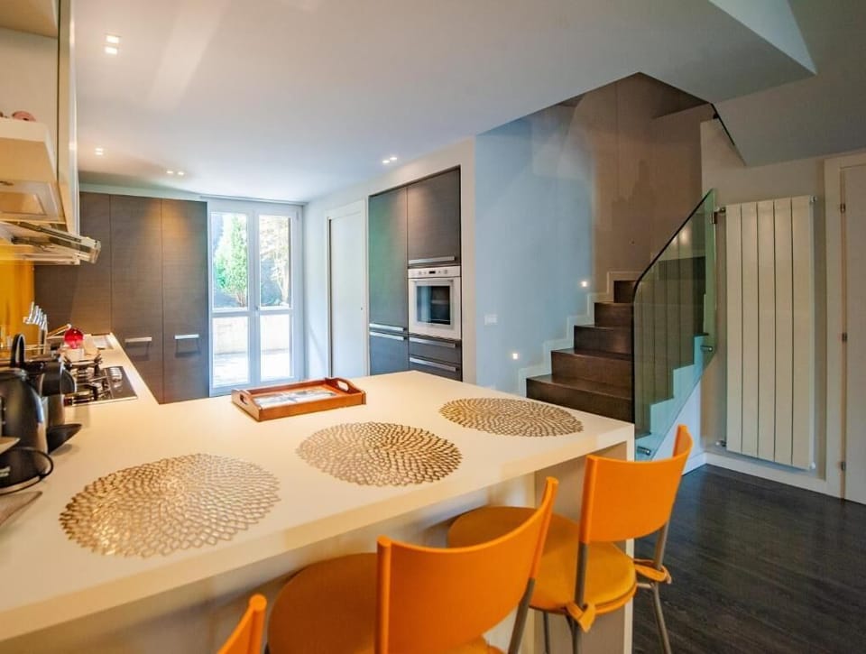 Superior House, Lake View | Private kitchen | Full-size fridge, oven, stovetop, dishwasher