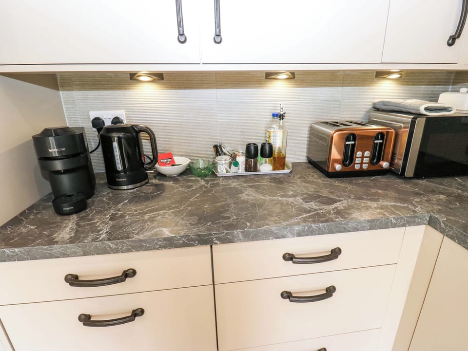 Dishwasher, cookware/dishes/utensils
