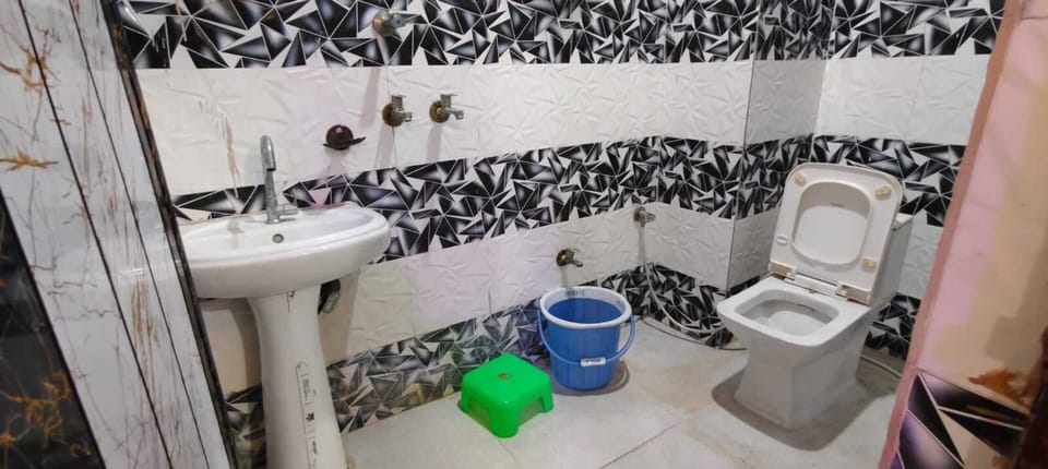 Family Room | Bathroom | Shower, soap, shampoo