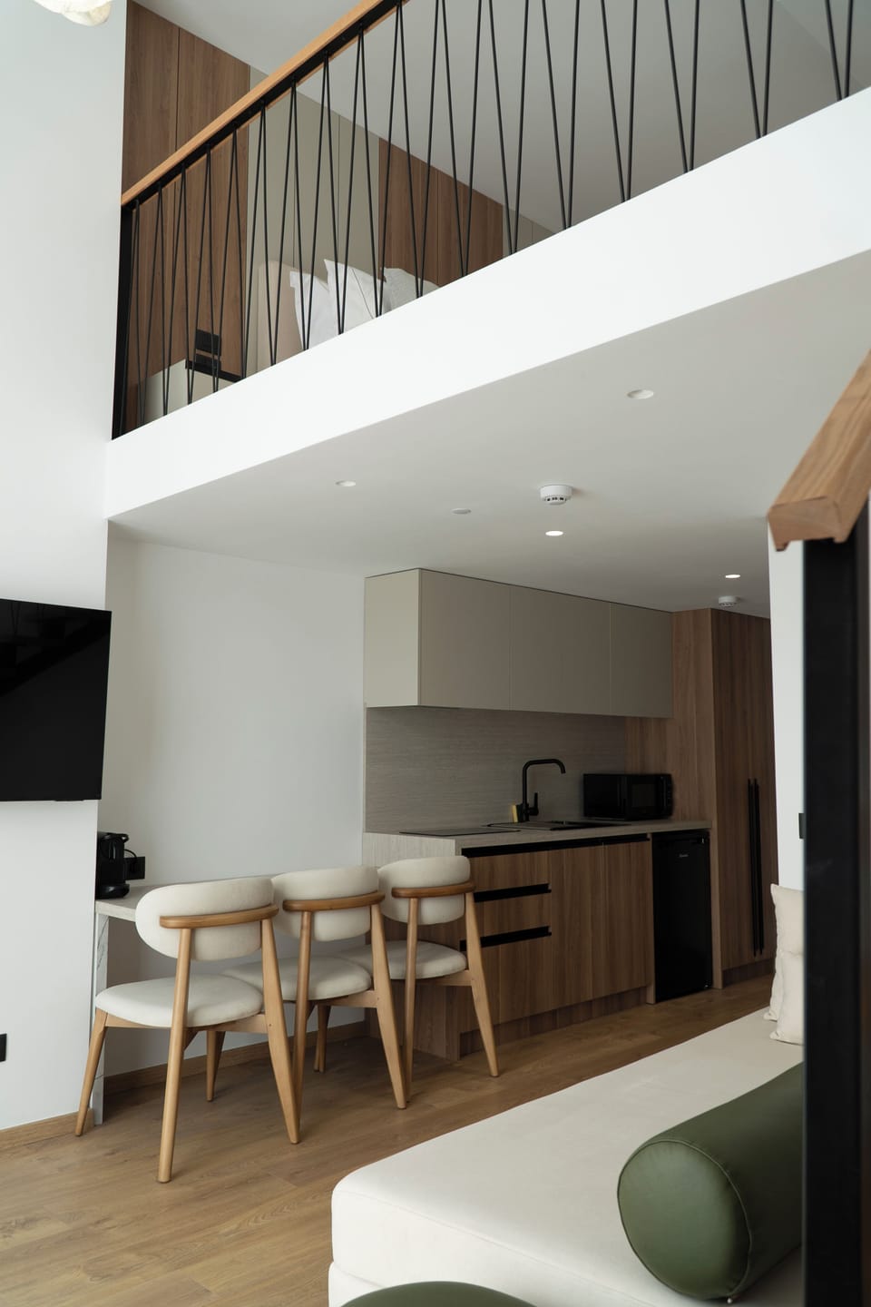 Deluxe Duplex, 1 Bedroom, Balcony | Living area | 40-cm Smart TV with satellite channels