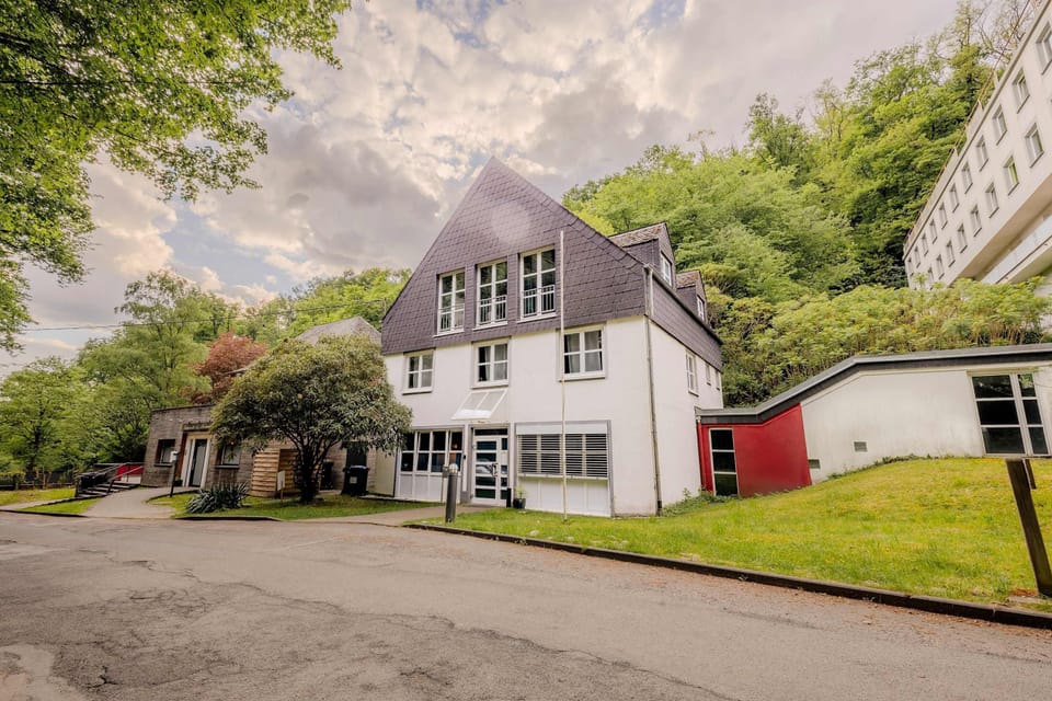 House | 5 bedrooms, high-speed internet