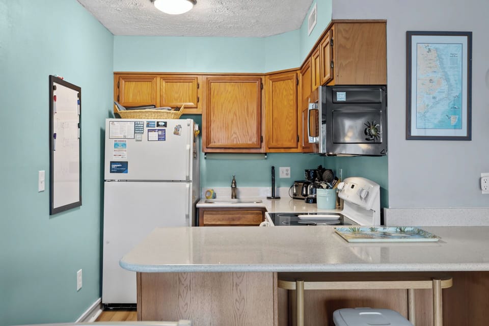 Full Kitchen and Dining Area