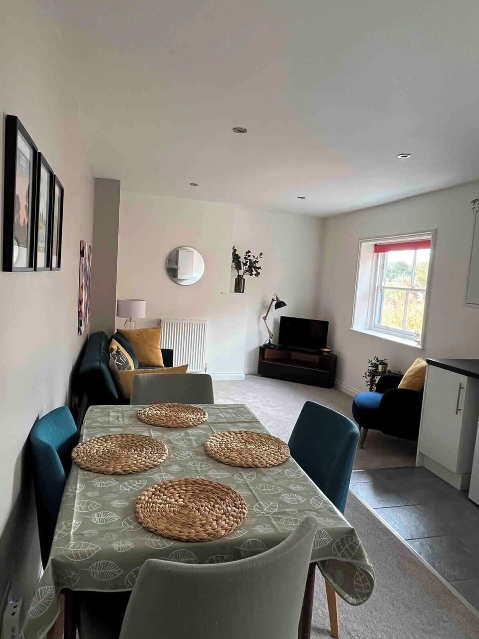 Room for 4 to dine around the table.
