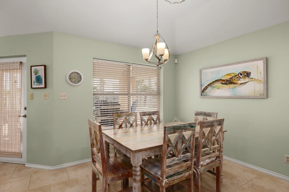 Light-filled dining space that brings everyone together