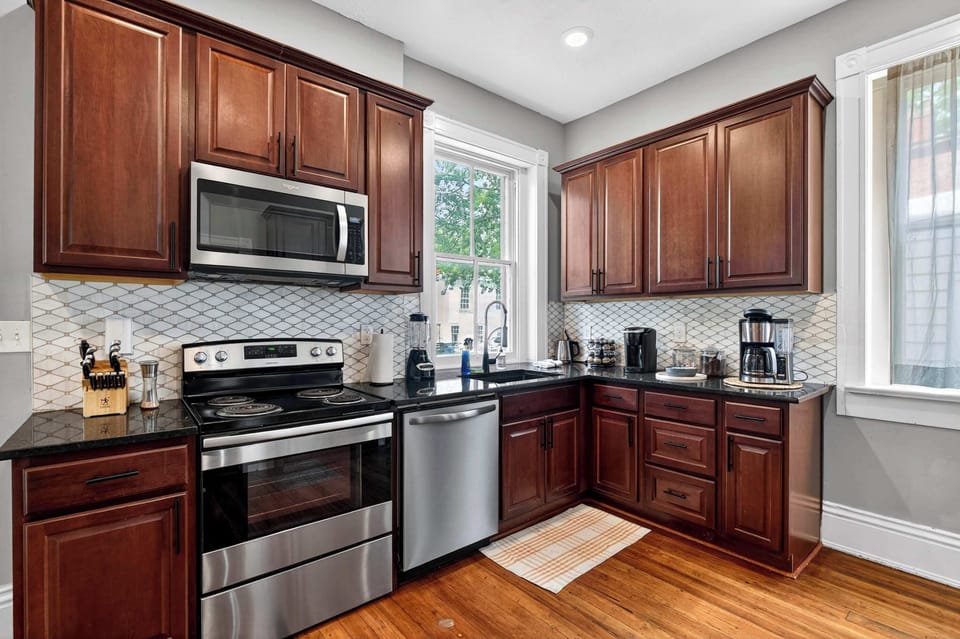 Kitchen: Bright and functional kitchen featuring updated appliances, generous counter space, and all the essentials you need. Ideal for cooking, dining, or enjoying a relaxed breakfast before heading out.
