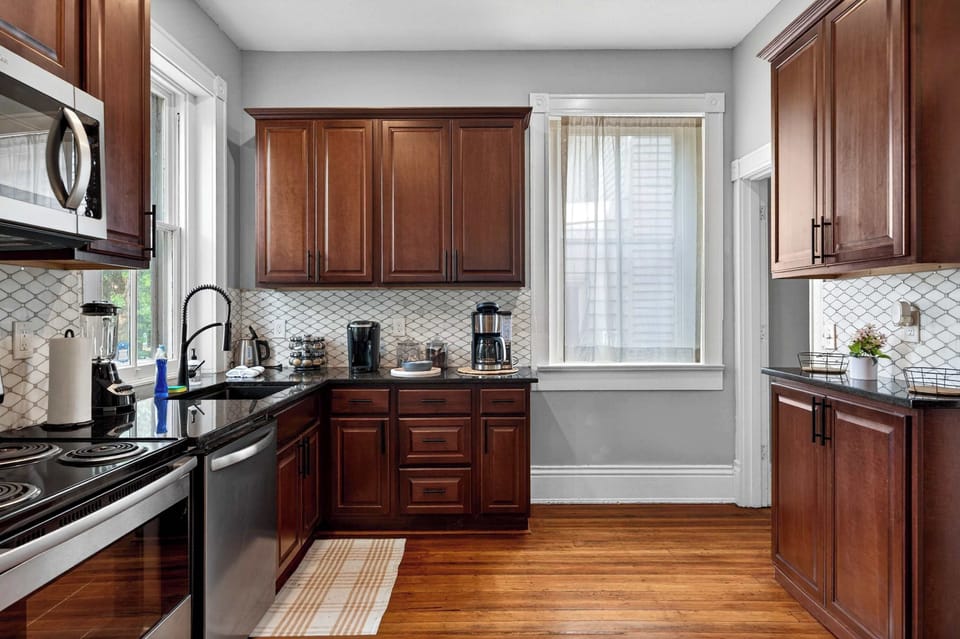 Kitchen: Bright and functional kitchen featuring updated appliances, generous counter space, and all the essentials you need. Ideal for cooking, dining, or enjoying a relaxed breakfast before heading out.
