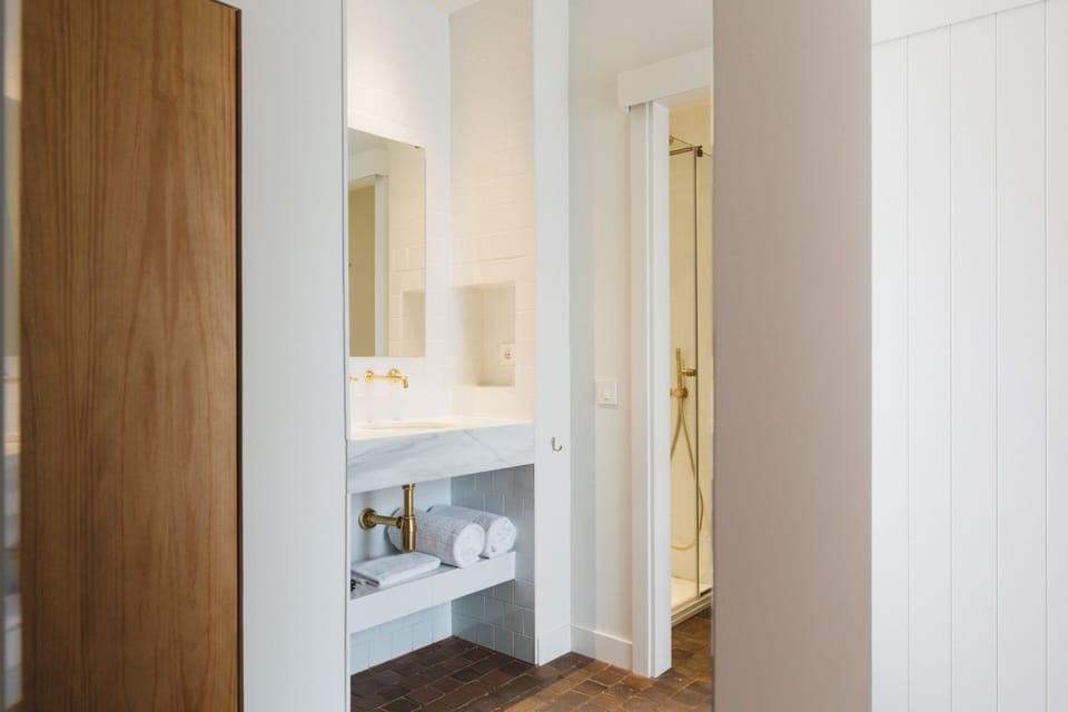 Superior | Bathroom | Shower, hair dryer, towels, soap