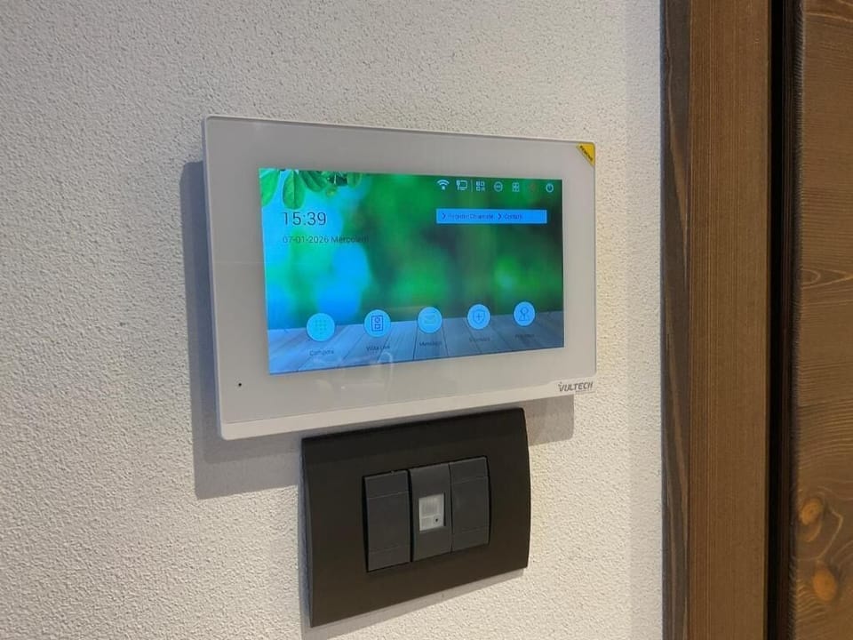 Bormio Apartments al pradais giardino est | Living area | 95-cm flat-screen TV with cable channels