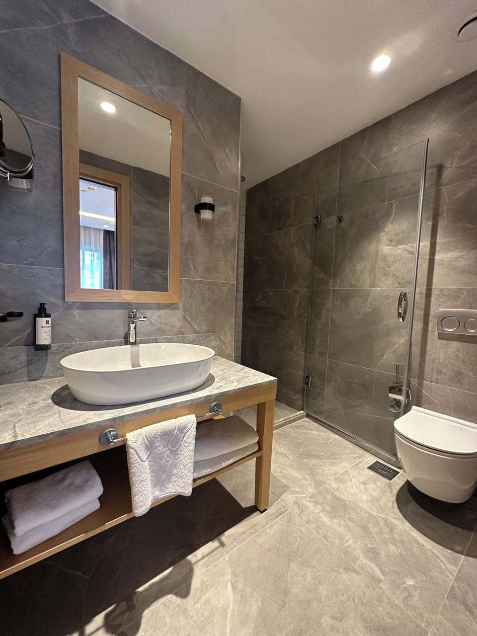 Deluxe Suite, City View | Bathroom | Shower, hair dryer, towels, soap