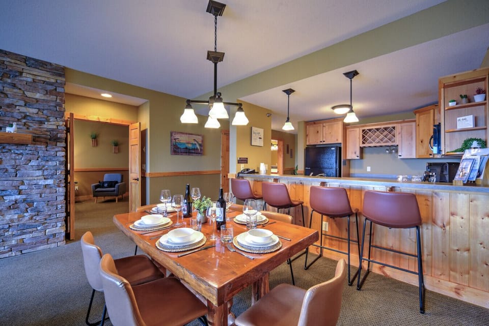 Dining Area | Counter Dining | Access to Main Bedroom