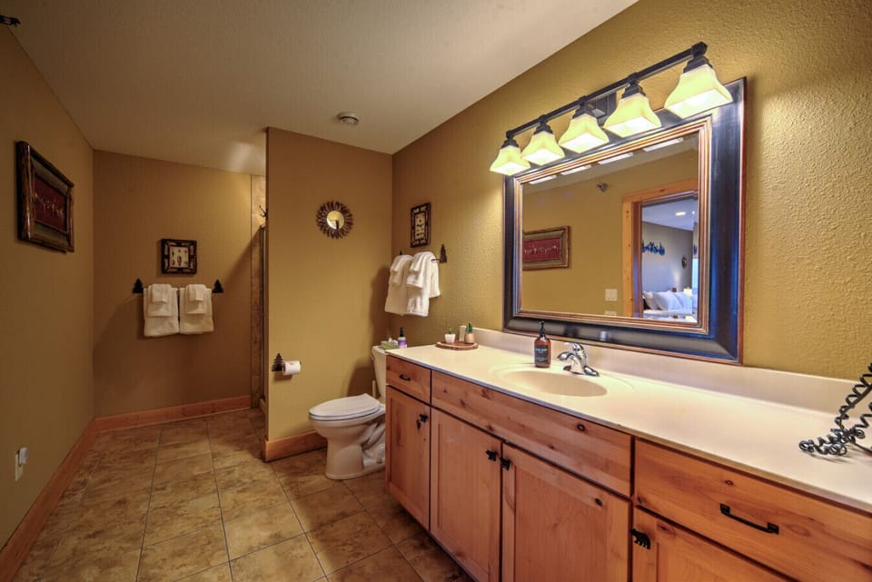 En-Suite Bathroom 1 | Complimentary Toiletries | Towels Provided