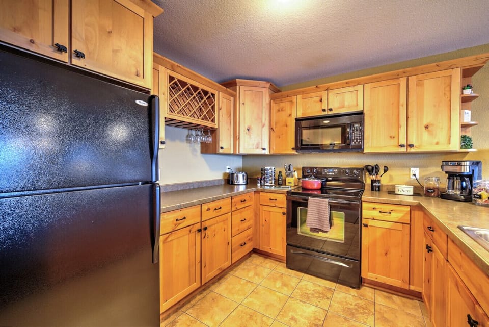 Full Kitchen | Wine Glasses | Toaster