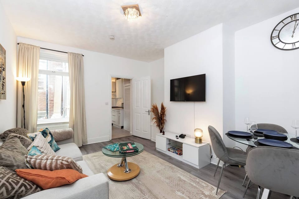 Apartment, 2 Bedrooms | Living room