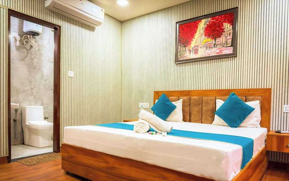 Deluxe Double Room | Bathroom | Shower, towels, soap, shampoo