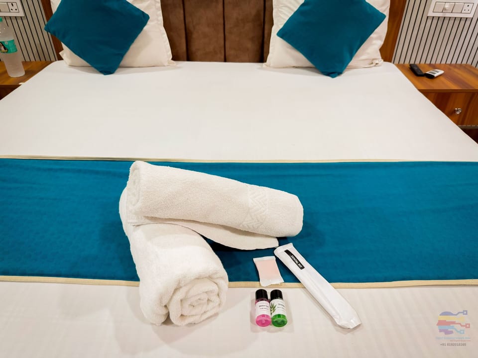 Deluxe Double Room | Bathroom amenities | Shower, towels, soap, shampoo