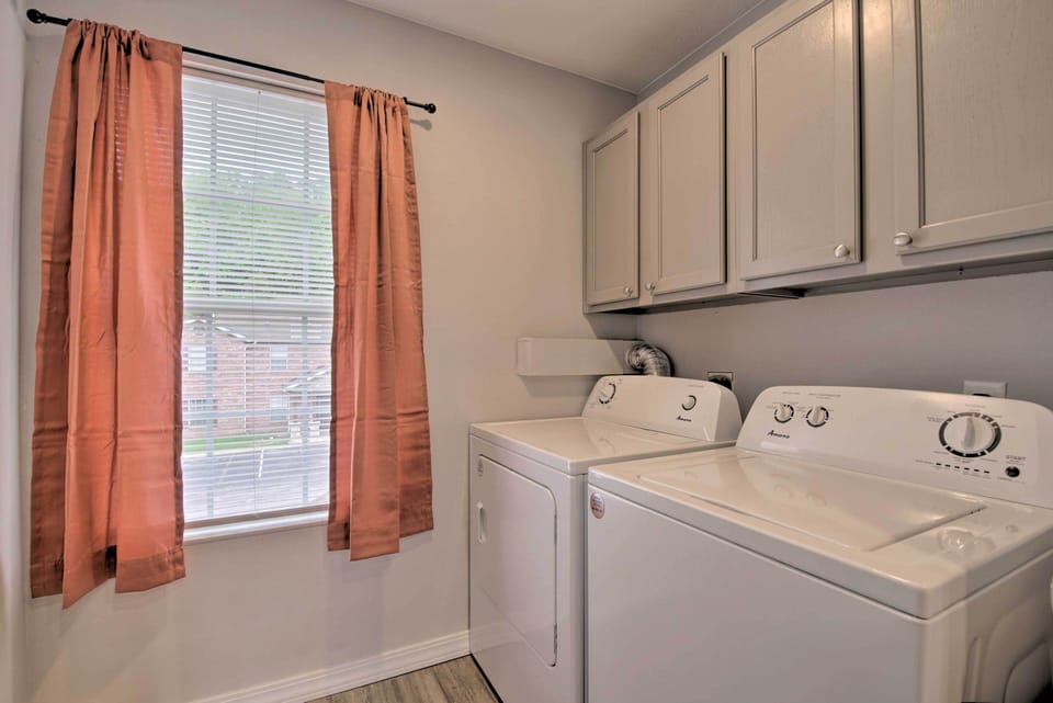 Mtn Views & Pool Access: 2 Units Near Dtwn Branson Apartment in Branson