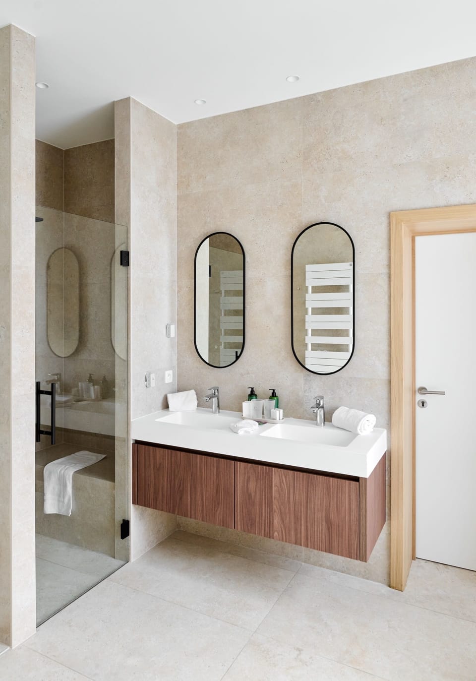 Superior Suite | Bathroom | Free toiletries, hair dryer, towels, soap