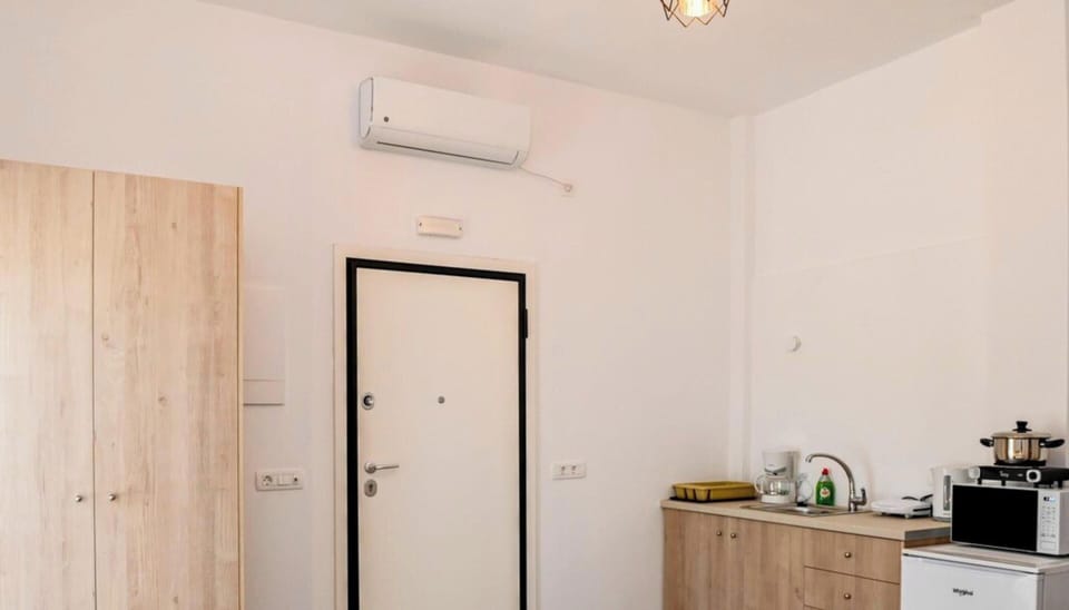 Studio, Balcony, Mountain View | Private kitchen