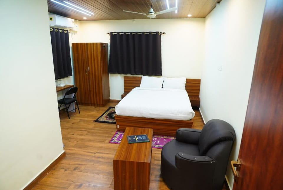 Luxury Double Room, City View | Desk, free WiFi