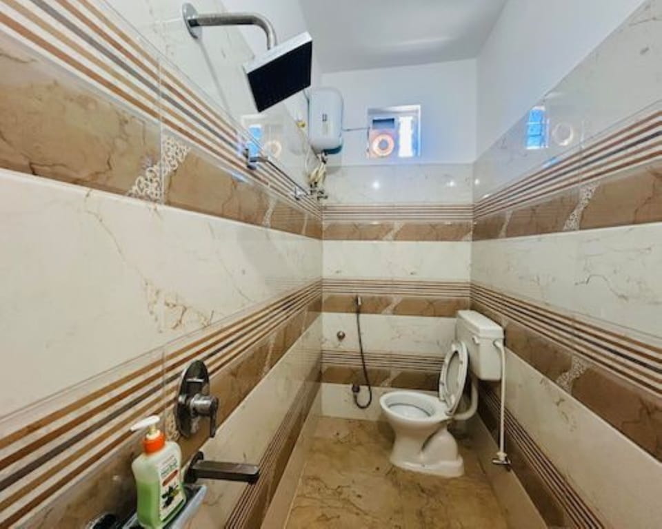 Shower, free toiletries, towels
