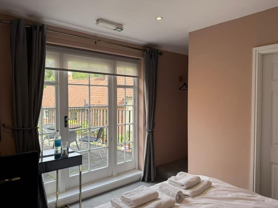 Double Room, 1 Double Bed | Iron/ironing board, WiFi (free)