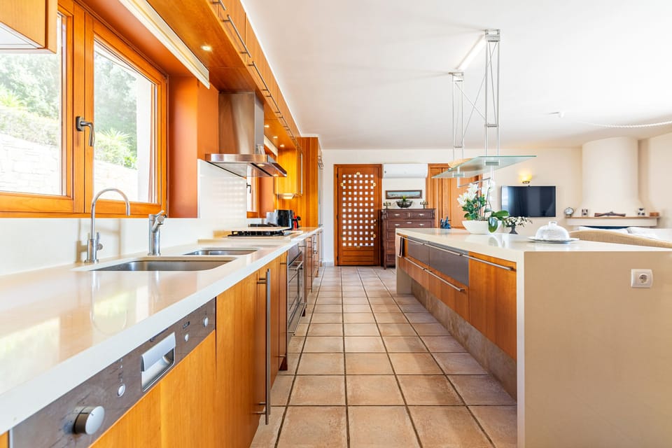 Fully equipped kitchen designed for effortless cooking in a classic setting.