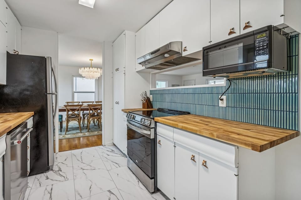 House, 4 Bedrooms | Private kitchen | Fridge, oven, coffee/tea maker, toaster