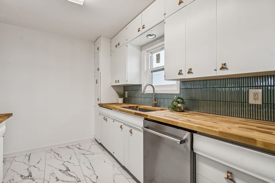 House, 4 Bedrooms | Private kitchen | Fridge, oven, coffee/tea maker, toaster