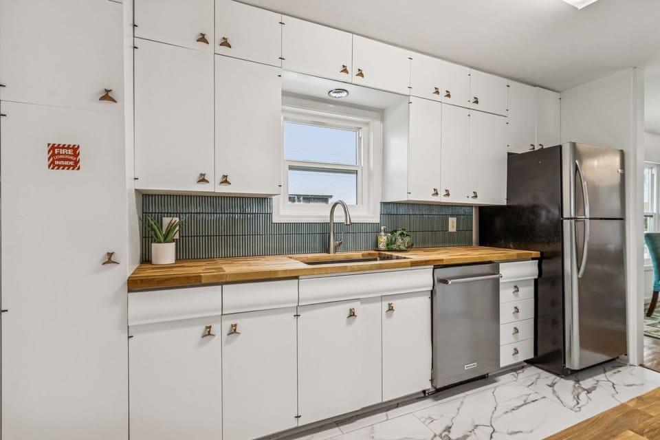 House, 4 Bedrooms | Private kitchen | Fridge, oven, coffee/tea maker, toaster