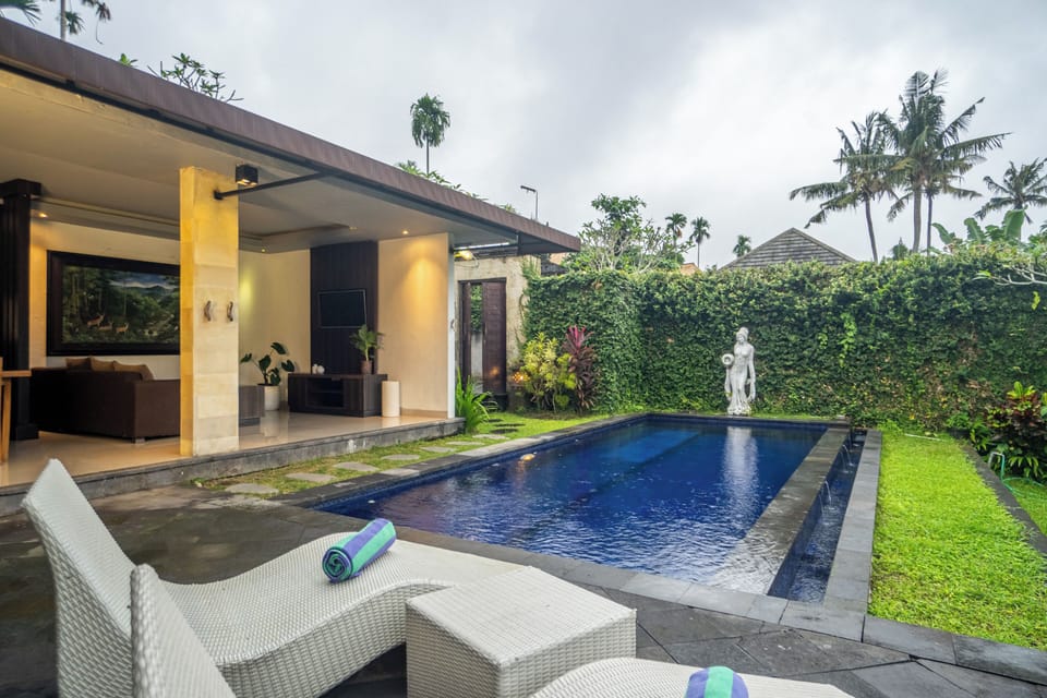 2 outdoor pools