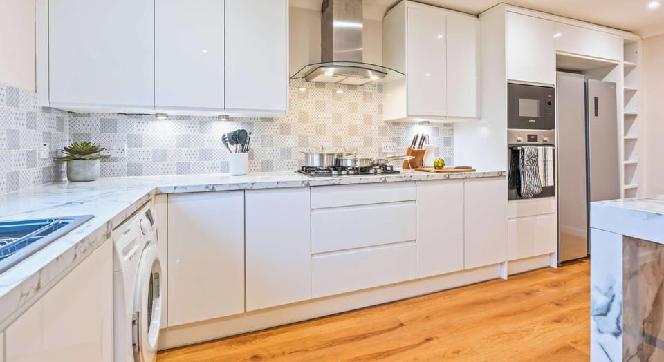 FULLY EQUIPPED KITCHEN FOR YOUR HOME COOKED MEALS